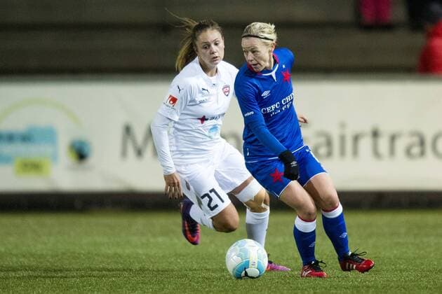 161116 Rosengards Lieke Martens jagar Slavia Prag Blanka Penickova under fotbollsmatchen i Champions League mellan Rosengard och Slavia Prag den 16 november 2016 i Malmö.  Copyright: LUDVIGxTHUNMAN BB161116LT053