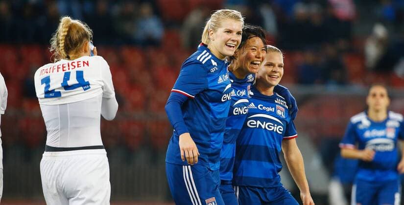 16.11.2016 Stadion Letzigrund Zürich , SCHWEIZ , Frauen Fussball UEFA Champions League Rückspiel FC Zürich Frauen - Olympique Lyon Torjubel vl. Ada Hegerberg , Saki Kumagai und Eugenie Le Sommer (Lyon) . Links Riana Fischer (FCZ) 