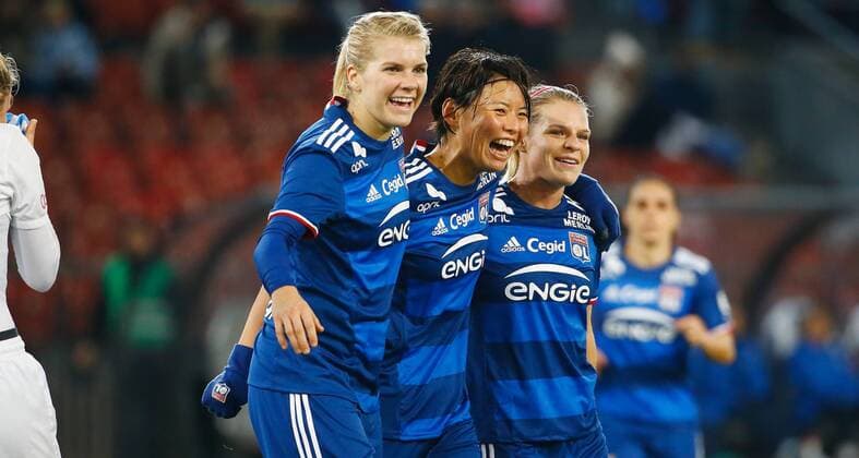 16.11.2016 Stadion Letzigrund Zürich , SCHWEIZ , Frauen Fussball UEFA Champions League Rückspiel FC Zürich Frauen - Olympique Lyon Torjubel vl. Ada Hegerberg , Saki Kumagai und Eugenie Le Sommer (Lyon) . 