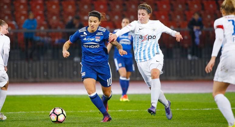 16.11.2016 Stadion Letzigrund Zürich , SCHWEIZ , Frauen Fussball UEFA Champions League Rückspiel FC Zürich Frauen - Olympique Lyon Dzsenifer Maroszan (li,Lyon) gegen Selina Kuster (FC Zürich) 