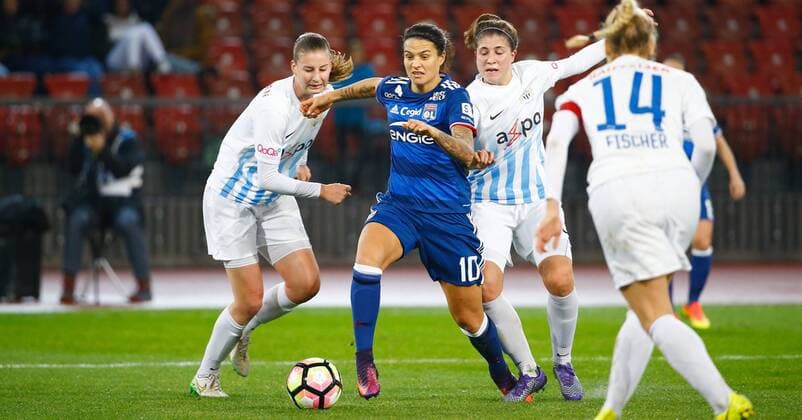 16.11.2016 Stadion Letzigrund Zürich , SCHWEIZ , Frauen Fussball UEFA Champions League Rückspiel FC Zürich Frauen - Olympique Lyon Dzsenifer Maroszan (li,Lyon) gegen Selina Kuster (FC Zürich) 