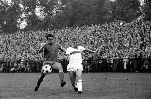 1. Spieltag Fussball-Bundesliga 1963 64: FC Schalke 04 - VFB Stuttgart Hans Nowak und Gerd Menne (r. VFB) HM
