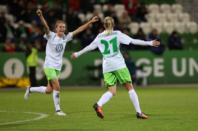 Wolfsburg vs Eskilstuna, CL Frauen Wolfsburg, Deutschland 17.11.2016, FUßBALL - VfL Wolfsburg vs Eskilstuna United DFF, 1 8 Finale, UEFA Frauen Champions League, Saison 2016-17. Bild zeigt: Lara Dickenmann (VfL Wolfsburg) jubelt mit Tesse Wullaert (VfL Wolfsburg) nach ihrem Tor zum 1:0 Wolfsburg