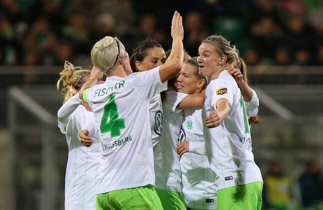 Bilder des Tages - SPORT Wolfsburg vs Eskilstuna, CL Frauen Wolfsburg, Deutschland 17.11.2016, FUßBALL - VfL Wolfsburg vs Eskilstuna United DFF, 1 8 Finale, UEFA Frauen Champions League, Saison 2016-17. Bild zeigt: Lara Dickenmann (VfL Wolfsburg) jubelt mit der Mannschaft nach ihrem Tor zum 1:0 Wolfsburg