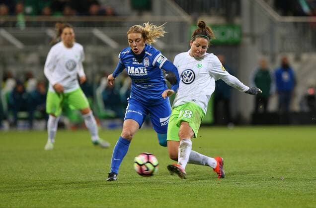 Wolfsburg vs Eskilstuna, CL Frauen Wolfsburg, Deutschland 17.11.2016, FUßBALL - VfL Wolfsburg vs Eskilstuna United DFF, 1 8 Finale, UEFA Frauen Champions League, Saison 2016-17. Bild zeigt: Mimmi Larsson (Eskilstuna United), Vanessa Bernauer (VfL Wolfsburg) Wolfsburg
