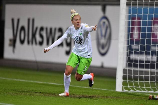 Jubel, Freuen, celebrate, happy, cheer , Goal Celebration Zsabett Jakabfi (VFL Wolfsburg) (3) zum 2:0 - zeigt in Richtung Vorlagengeberin, Uefa Women Champions League - VFL Wolfsburg - Eskilstuna United, xmkx