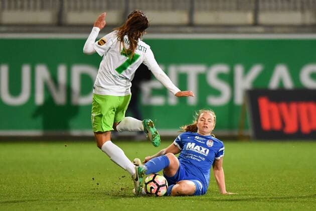 Sara Björk Gunnarsdottir (VFL Wolfsburg) (7) wird von Glodis Viggosdottir (Eskilstuna United) (5) gestoppt, Uefa Women Champions League - VFL Wolfsburg - Eskilstuna United, xmkx