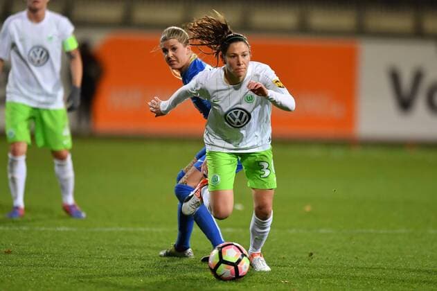 Elise Bussaglia (VFL Wolfsburg) (30) überlauft Olivia Schough (Eskilstuna United) (10), Uefa Women Champions League - VFL Wolfsburg - Eskilstuna United, xmkx