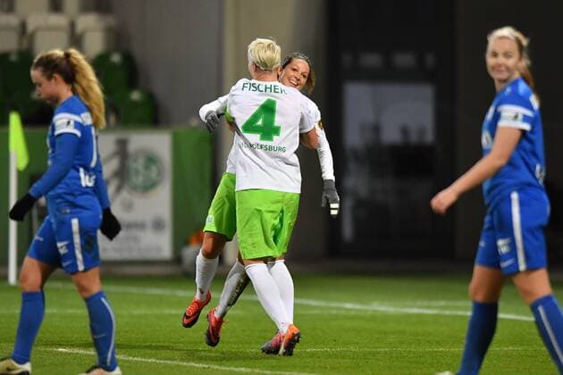 Jubel, Freuen, celebrate, happy, cheer , Goal Celebration Nilla Fischer (VFL Wolfsburg) (4) mit Torschützin Vanessa Bernauer (VFL Wolfsburg) (18) zum 3:0, Uefa Women Champions League - VFL Wolfsburg - Eskilstuna United, xmkx