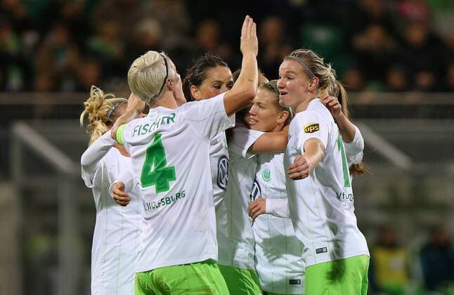 Wolfsburg vs Eskilstuna, CL Frauen Wolfsburg, Deutschland 17.11.2016, FUßBALL - VfL Wolfsburg vs Eskilstuna United DFF, 1 8 Finale, UEFA Frauen Champions League, Saison 2016-17. Bild zeigt: Lara Dickenmann (VfL Wolfsburg) jubelt mit der Mannschaft nach ihrem Tor zum 1:0 Wolfsburg