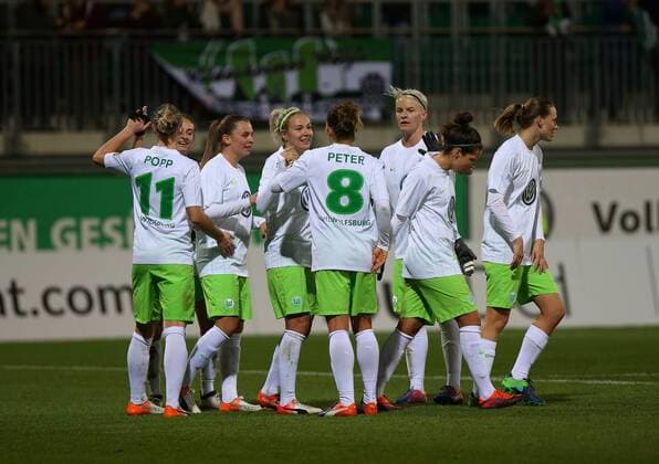 Wolfsburg vs Eskilstuna, CL Frauen Wolfsburg, Deutschland 17.11.2016, FUßBALL - VfL Wolfsburg vs Eskilstuna United DFF, 1 8 Finale, UEFA Frauen Champions League, Saison 2016-17. Bild zeigt: Zsanett Jakabfi (VfL Wolfsburg) jubelt mit der Mannschaft nach ihrem Tor zum 2:0 Wolfsburg