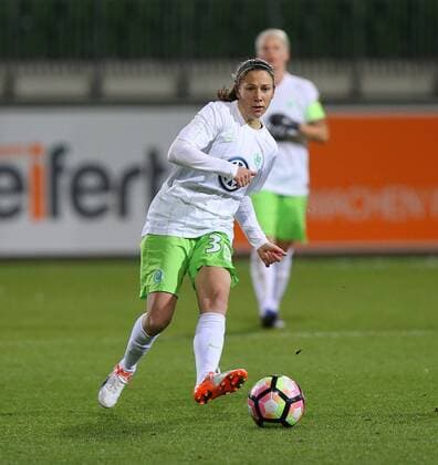 Wolfsburg vs Eskilstuna, CL Frauen Wolfsburg, Deutschland 17.11.2016, FUßBALL - VfL Wolfsburg vs Eskilstuna United DFF, 1 8 Finale, UEFA Frauen Champions League, Saison 2016-17. Bild zeigt: Elise Bussaglia (VfL Wolfsburg) Wolfsburg