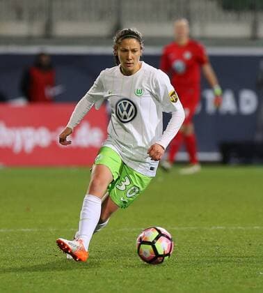 Wolfsburg vs Eskilstuna, CL Frauen Wolfsburg, Deutschland 17.11.2016, FUßBALL - VfL Wolfsburg vs Eskilstuna United DFF, 1 8 Finale, UEFA Frauen Champions League, Saison 2016-17. Bild zeigt: Elise Bussaglia (VfL Wolfsburg) Wolfsburg