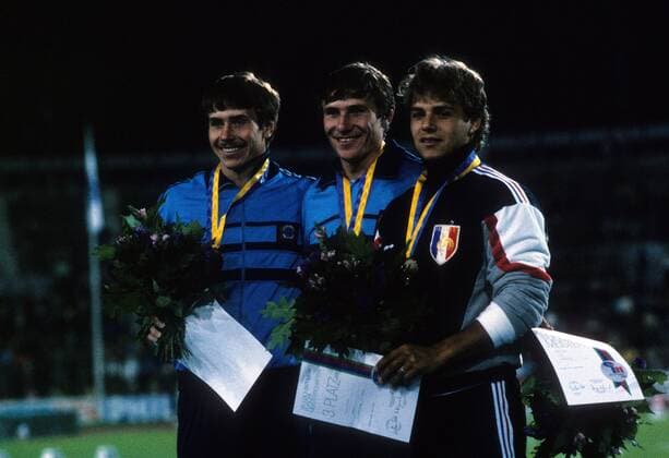 Siegerehrung Stabhochsprung EM 1986: Europameister Sergej Bubka zwischen seinem Bruder Wassyl Bubka (beide UdSSR) und Philippe Collet (Frankreich)