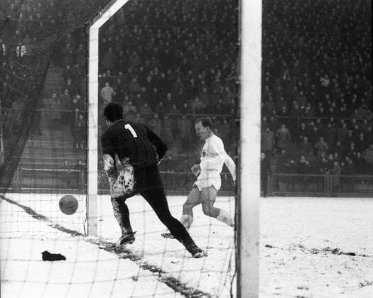 Borussia Moenchengladbach - FC Schalke 04 11:0 07.01.1967 Tor durch Bernd Rupp. Links: Tw. Elting (Schalke). HM