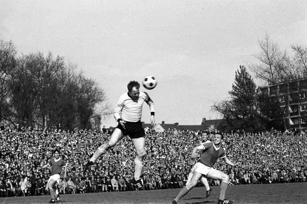 FC Schalke 04 - Borussia Dortmund 29.04.1967 1:4. Wolfgang Paul (BvB) köpft vor Willi Kraus (S04). HM