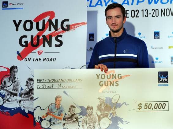 Bilder des Tages - SPORT Tennis - 2016 ATP Tennis Herren World Tour Finals at The O2 - Day Six Tecnifibre Young Guns Contest Ceremony Winner Daniil Medvedev of Russia wins a cheque for $50,000 COLORSPORT ANDREW COWIE 