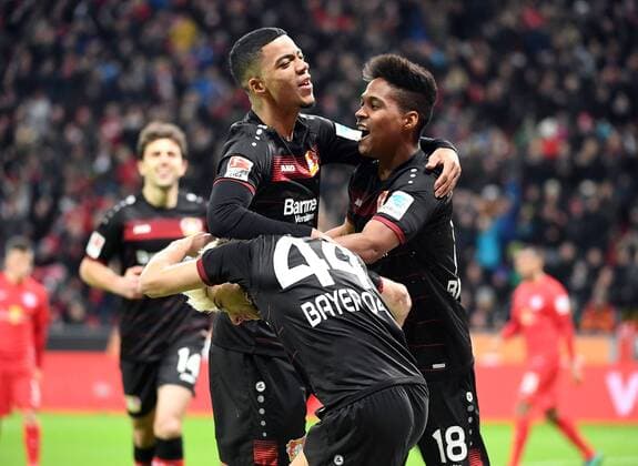 18.11.2016, xjhx, Fussball 1.Bundesliga, Bayer 04 Leverkusen - RB Leipzig, emspor, v.l. Kevin Kampl (Bayer Leverkusen) celebrate the goal, Torjubel zum 1:0 Leverkusen