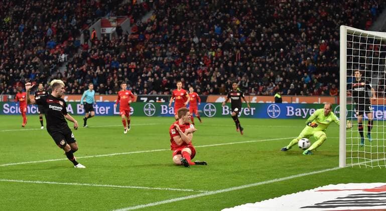 18.11.2016, Fussball GER, 1. Bundesliga Saison 2016 2017, 11. Spieltag, Bayer 04 Leverkusen - RB Leipzig, Kevin Kampl (Bayer 04 Leverkusen), li., erzielt das Tor zum 1:0, rechts Torwart Peter Gulacsi (RB Leipzig