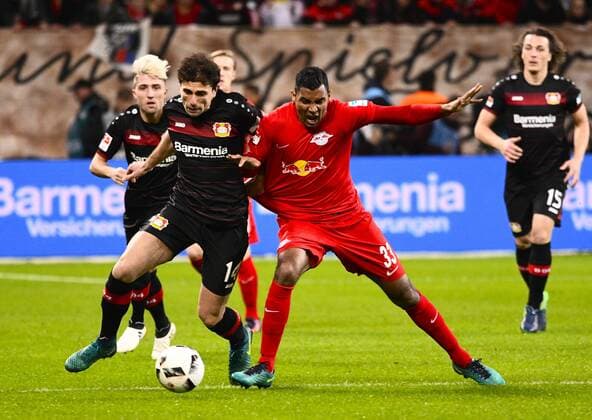 BayArena Leverkusen 18.11.2016, 1. Fussball Bundesliga Saison 2016 17 11.Spieltag, Bayer 04 Leverkusen vs. RB Leipzig ---- Admir Mehmedi (LEV), Marvin Compper (Leipzig)