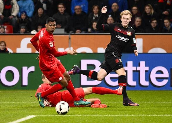BayArena Leverkusen 18.11.2016, 1. Fussball Bundesliga Saison 2016 17 11.Spieltag, Bayer 04 Leverkusen vs. RB Leipzig ---- Julian Brandt (LEV) spielt die Torvorlage zum 1:0 auf Kampl