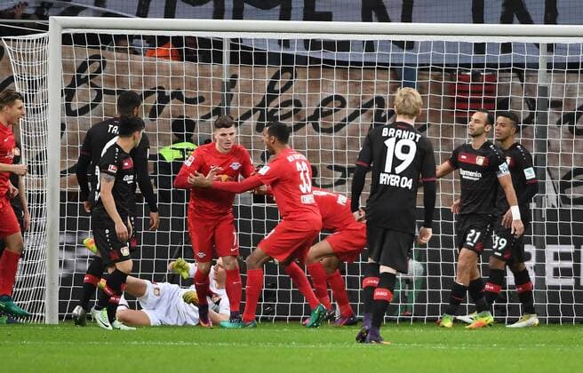 18.11.2016, xjhx, Fussball 1.Bundesliga, Bayer 04 Leverkusen - RB Leipzig, emspor, v.l. Stefan Ilsanker (RB Leipzig), Marvin Compper (RB Leipzig) Goal scored, Tor zum 1:1, Julian Baumgartlinger (Bayer Leverkusen) Leverkusen