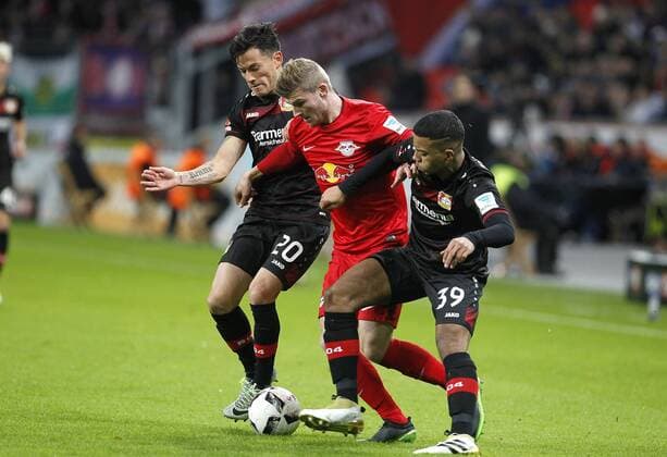 Leverkusen, Bayarena, 18.11.16: Timo Werner (RB Leipzig) (M) gegen Charles Aranguiz (Bayer 04 Leverkusen) (L) und Benjamin Heinrichs (Bayer 04 Leverkusen) im Spiel der 1. Bundesliga zwischen Bayer 04 Leverkusen vs. RB Leipzig in der Saison 2016 2017.