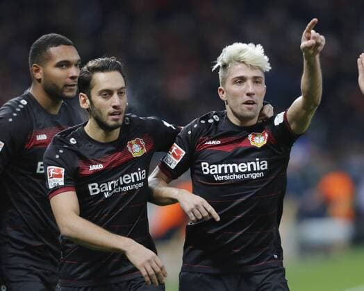 Leverkusen, Germany 18.11.2016, 1. Bundesliga 11. Spieltag, Bayer 04 Leverkusen - RB Leipzig, Torjubel 1-0 durch Kevin Kampl (Leverkusen, R) mit Hakan Calhanoglu und Jonathan Tah. ( DeFodi512