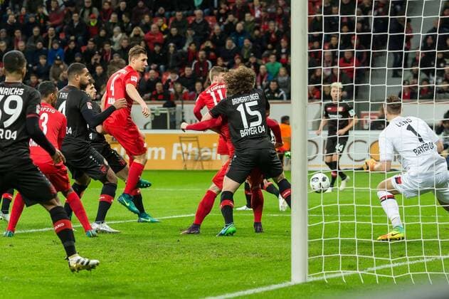 Leverkusen, Deutschland, 18.11.2016, Bundesliga 11.Spieltag, Bayer 04 Leverkusen - RB Leipzig, Eigentor zum 1:1 durch Julian Baumgartlinger (B04) ( DeFodi048