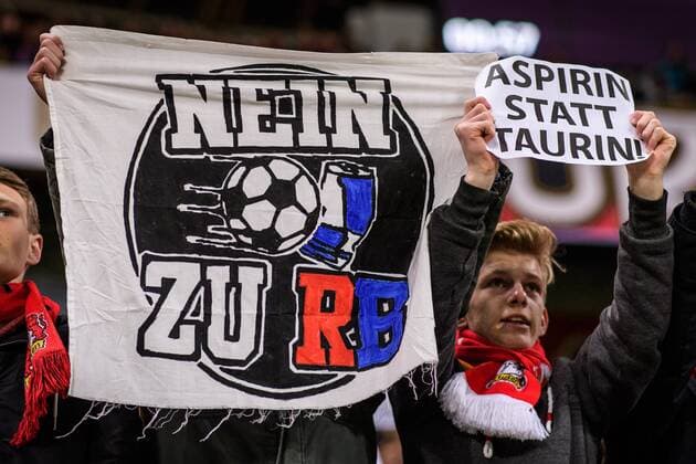 Fans mit einem Plakat Aspirin statt Taurin und Nein zu RB beim Bundesligaspiel zwischen Bayer 04 Leverkusen und RB Leipzig am 18.11.2016, Leverkusen Copyright: xSchuelerx xEibnerx-xPressefotox EP_JSE