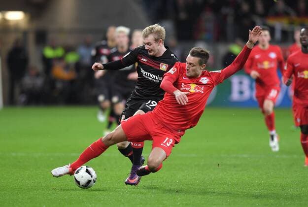 18.11.2016, Fussball GER, 1. Bundesliga Saison 2016 2017, 11. Spieltag, Bayer 04 Leverkusen - RB Leipzig, Julian Brandt (Bayer 04 Leverkusen), li., gegen Stefan Ilsanker (RB Leipzig)