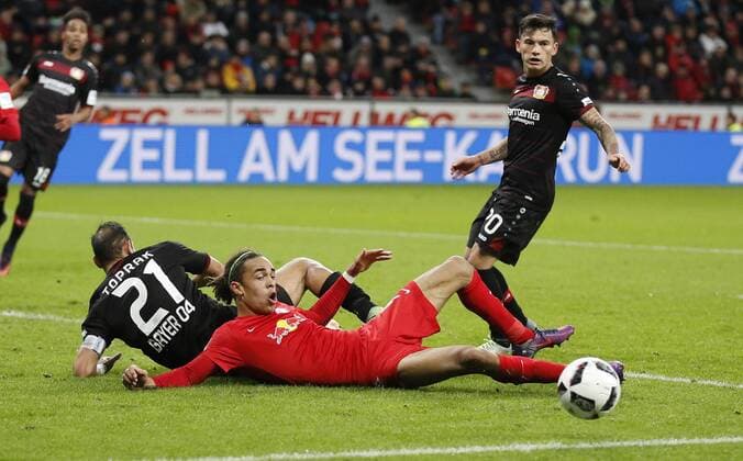 Leverkusen, Bayarena, 18.11.16: Yussuf Poulsen (RB Leipzig) (R) gegen Ömer Toprak (Bayer 04 Leverkusen) im Spiel der 1. Bundesliga zwischen Bayer 04 Leverkusen vs. RB Leipzig in der Saison 2016 2017.