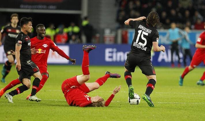 Leverkusen, Bayarena, 18.11.16: Emil Forsberg (RB Leipzig) (L) gegen Julian Baumgartlinger (Bayer 04 Leverkusen) im Spiel der 1. Bundesliga zwischen Bayer 04 Leverkusen vs. RB Leipzig in der Saison 2016 2017.