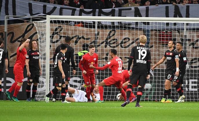 18.11.2016, xjhx, Fussball 1.Bundesliga, Bayer 04 Leverkusen - RB Leipzig, emspor, v.l. Julian Baumgartlinger (Bayer Leverkusen) Goal scored, Tor zum 1:1 eigentor Leverkusen