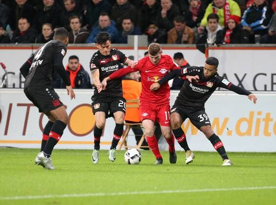 1.Fussball-Bundesliga : Bayer 04 Leverkusen--RB Leipzig 11.Sptg. Timo Werner (RBL), Charles Aranguiz (Bayer),Benjamin Henrichs (Bayer). 1.Fussball-Bundesliga : Bayer 04 Leverkusen--RB Leipzig 11.Sptg.