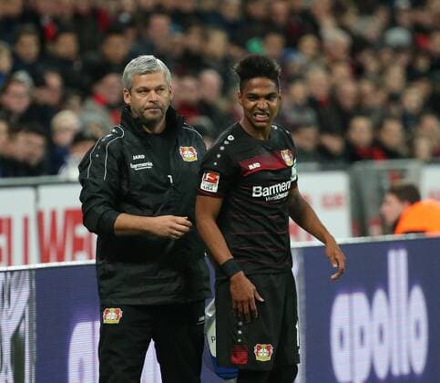 1.Fussball-Bundesliga : Bayer 04 Leverkusen--RB Leipzig 11.Sptg. Wedell (Bayer) hat sich ebenfalls beim Kopfball mit Marcel Sabitzer (RBL) verletzt, konnte weiterspielen. 1.Fussball-Bundesliga : Bayer 04 Leverkusen--RB Leipzig 11.Sptg.