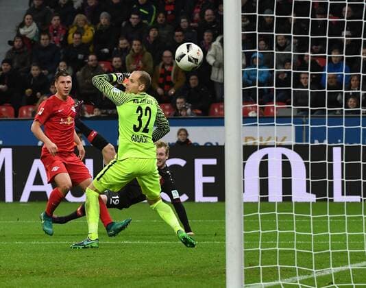 18.11.2016, xjhx, Fussball 1.Bundesliga, Bayer 04 Leverkusen - RB Leipzig, emspor, v.l. Julian Brandt (Bayer Leverkusen), Willi Orban (RB Leipzig), Peter Gulacsi (RB Leipzig) Goal scored, Tor zum 2:1 Leverkusen