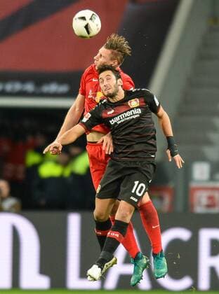 18.11.2016, xmhx, Fussball 1.Bundesliga, Bayer 04 Leverkusen - RB Leipzig, emspor, v.l. Willi Orban (RB Leipzig), Hakan Calhanoglu (Bayer 04 Leverkusen) Leverkusen