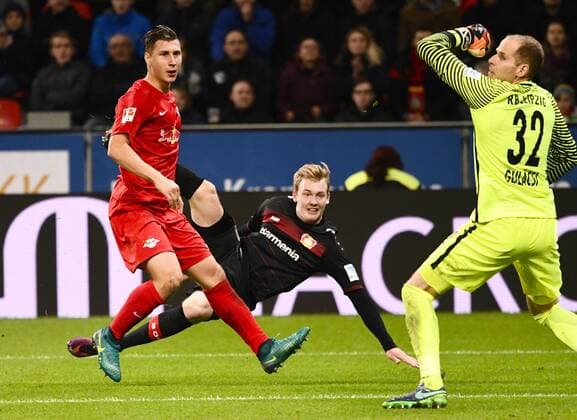 BayArena Leverkusen 18.11.2016, 1. Fussball Bundesliga Saison 2016 17 11.Spieltag, Bayer 04 Leverkusen vs. RB Leipzig ---- Julian Brandt (LEV) bezwingt Peter Gulacsi (Leipzig) zum 2:1, li.: Willi Orban (Leipzig)