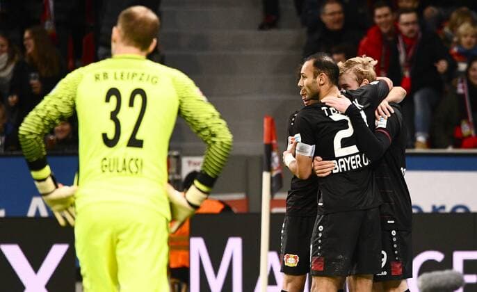 BayArena Leverkusen 18.11.2016, 1. Fussball Bundesliga Saison 2016 17 11.Spieltag, Bayer 04 Leverkusen vs. RB Leipzig ---- Bayer 04 jubelt, Peter Gulacsi (Leipzig) ist frustriert
