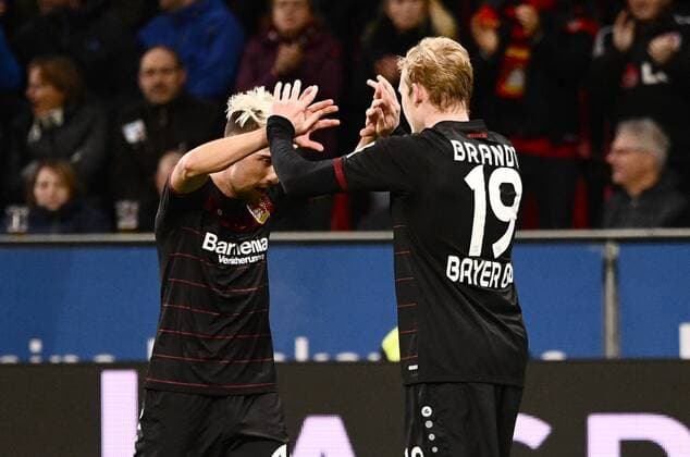 BayArena Leverkusen 18.11.2016, 1. Fussball Bundesliga Saison 2016 17 11.Spieltag, Bayer 04 Leverkusen vs. RB Leipzig ---- die Torschützen Kevin Kampl (LEV) und Julian Brandt (LEV) jubeln