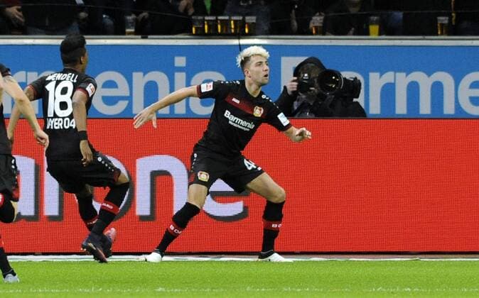 Fussball, Bundesliga, Deutschland, Herren, Saison 2016 2017, 11. Spieltag, BayArena Leverkusen, Bayer Leverkusen (schwarz) - RB Leipzig (rot); Jubel Kevin Kampl (Leverkusen) nach seinem Tor zum 1:0. Jubel, Freude, Aktion.