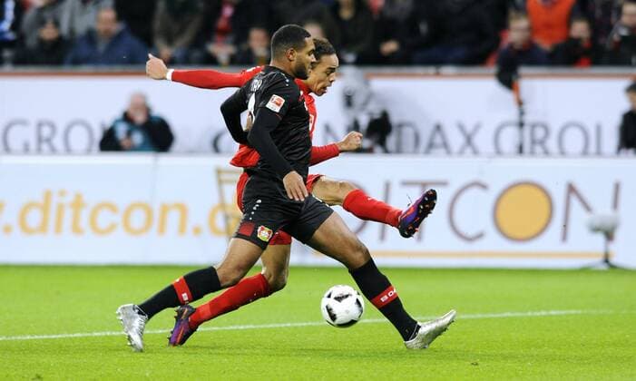 Fussball, Bundesliga, Deutschland, Herren, Saison 2016 2017, 11. Spieltag, BayArena Leverkusen, Bayer Leverkusen (schwarz) - RB Leipzig (rot); Jonathan Tah (Leverkusen), Yussuf Poulsen (Leipzig), Aktion.