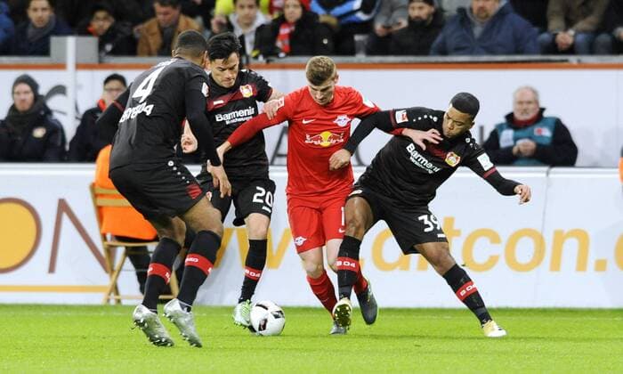 Fussball, Bundesliga, Deutschland, Herren, Saison 2016 2017, 11. Spieltag, BayArena Leverkusen, Bayer Leverkusen (schwarz) - RB Leipzig (rot); Benjamin Henrichs (Leverkusen), Timo Werner (Leipzig), Charles Aranguiz (Leverkusen), Jonathan Tah (Leverkusen), Aktion.