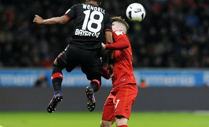 Fussball, Bundesliga, Deutschland, Herren, Saison 2016 2017, 11. Spieltag, BayArena Leverkusen, Bayer Leverkusen (schwarz) - RB Leipzig (rot); Schmerzhafte Begegnung zwischen Marcel Sabitzer (Leipzig) und Wendell (Leverkusen), Aktion.