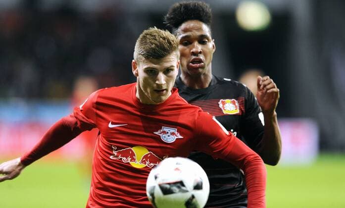 Fussball, Bundesliga, Deutschland, Herren, Saison 2016 2017, 11. Spieltag, BayArena Leverkusen, Bayer Leverkusen (schwarz) - RB Leipzig (rot); Timo Werner (Leipzig), Wendell (Leverkusen), Aktion.