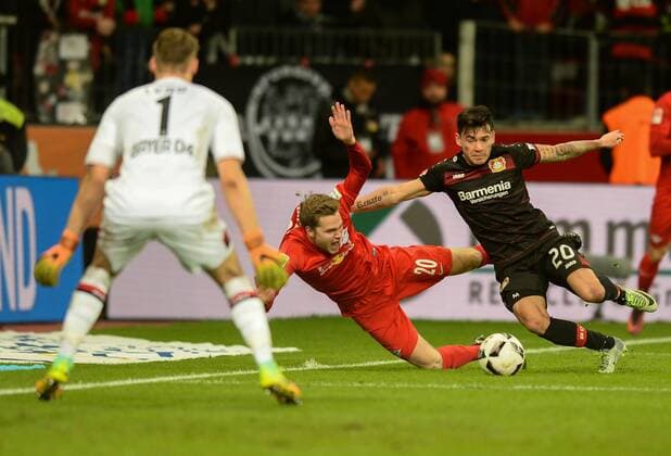 18.11.2016, xmhx, Fussball 1.Bundesliga, Bayer 04 Leverkusen - RB Leipzig, emspor, v.l. Bernd Leno (Bayer 04 Leverkusen), Benno Schmitz (RB Leipzig), Charles Aranguiz (Bayer 04 Leverkusen) Leverkusen