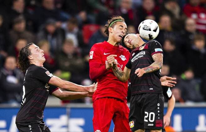 Leverkusen, 18.11.2016, BayArena Julian Baumgartlinger (Bayer), Yussuf Poulsen (Leipzig), Charles Aranguiz (Bayer) Bayer Leverkusen - RB Leipzig mm