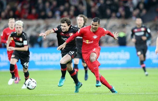 Leverkusen - RB Leipzig Fußball Bundesliga Leverkusen, 18.11.2016, BayArena, Fußball, 1.BL, GER, 11.Spieltag , Bayer 04 Leverkusen vs. RB Leipzig , Im Bild, v.l.: Admir Mehmedi (Leverkusen) und Marvin Compper (RB Leipzig). ,