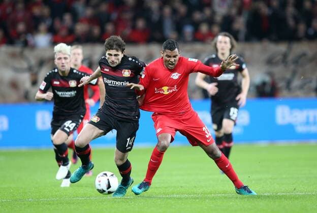 Leverkusen - RB Leipzig Fußball Bundesliga Leverkusen, 18.11.2016, BayArena, Fußball, 1.BL, GER, 11.Spieltag , Bayer 04 Leverkusen vs. RB Leipzig , Im Bild, v.l.: Admir Mehmedi (Leverkusen) und Marvin Compper (RB Leipzig). ,